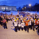 23. februar: Kongefamilien er til stede når Oslo ønsker verden velkommen til ski-VM. Det gikk barnetog fra Slottet til Universitetsplassen, der over 50.000 hadde møtt fram for å oppleve åpningsseremonien. Se eget album om VM (Foto: Thomas Winje Øijord / Scanpix)